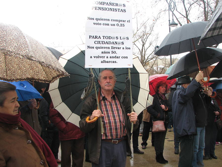 Decenas de personas se han concentrado en la plaza de las Batallas por unas pagas “dignas” y subidas reales más allá del 0,25%