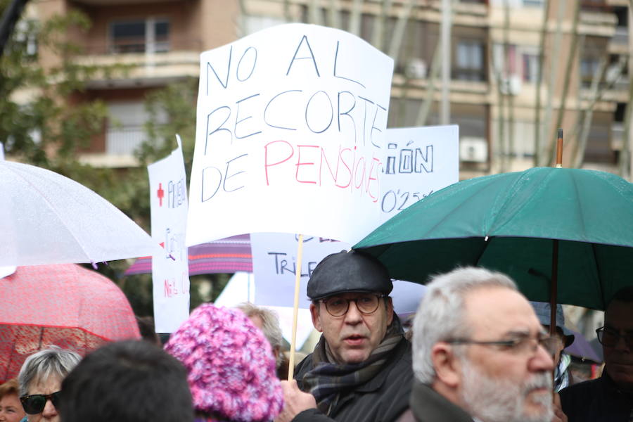 Decenas de personas se han concentrado en la plaza de las Batallas por unas pagas “dignas” y subidas reales más allá del 0,25%