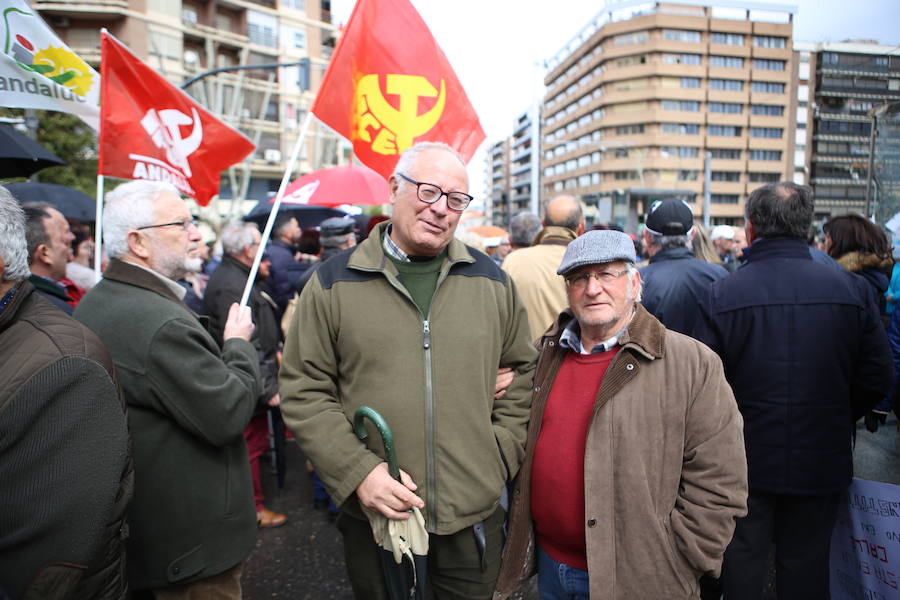 Decenas de personas se han concentrado en la plaza de las Batallas por unas pagas “dignas” y subidas reales más allá del 0,25%