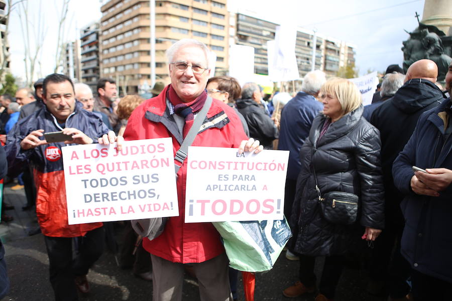 Decenas de personas se han concentrado en la plaza de las Batallas por unas pagas “dignas” y subidas reales más allá del 0,25%
