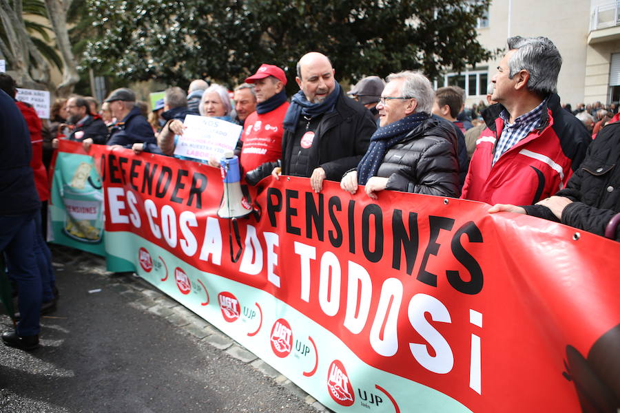 Decenas de personas se han concentrado en la plaza de las Batallas por unas pagas “dignas” y subidas reales más allá del 0,25%