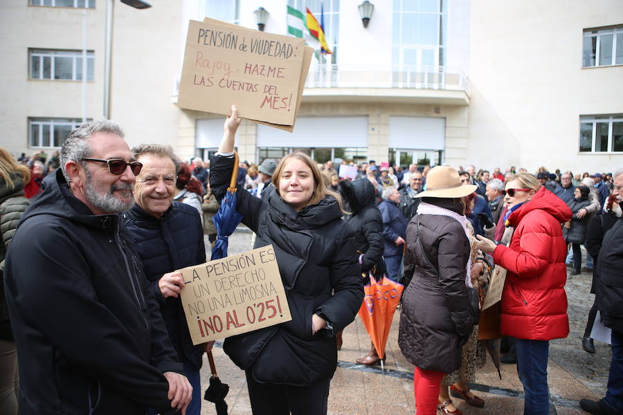 Decenas de personas se han concentrado en la plaza de las Batallas por unas pagas “dignas” y subidas reales más allá del 0,25%