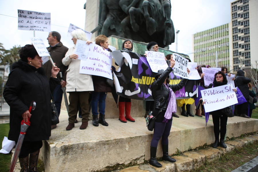Decenas de personas se han concentrado en la plaza de las Batallas por unas pagas “dignas” y subidas reales más allá del 0,25%