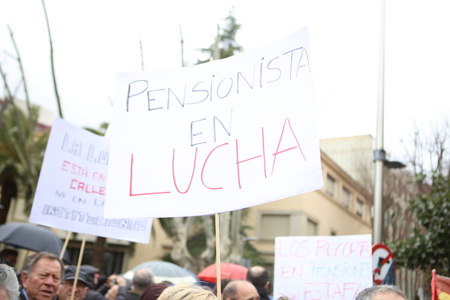 Decenas de personas se han concentrado en la plaza de las Batallas por unas pagas “dignas” y subidas reales más allá del 0,25%