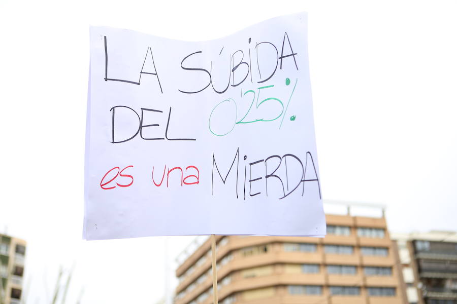 Decenas de personas se han concentrado en la plaza de las Batallas por unas pagas “dignas” y subidas reales más allá del 0,25%