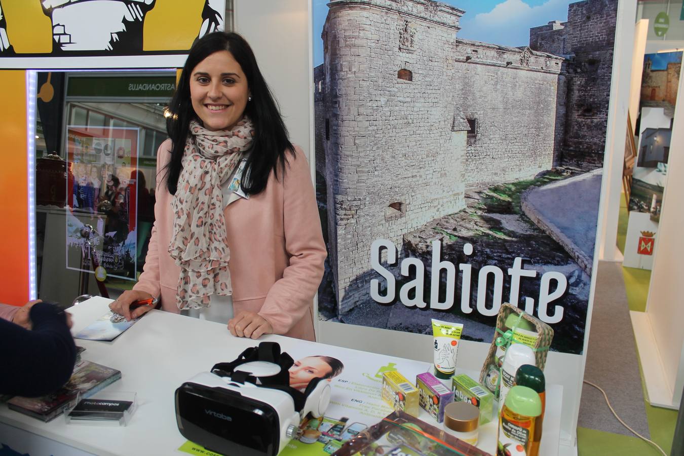 En los stands de la V Feria de los Pueblos convencen al visitante para que se acerque a sus municipio