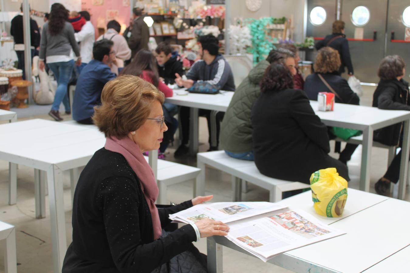 En los stands de la V Feria de los Pueblos convencen al visitante para que se acerque a sus municipio