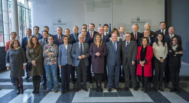 La presidenta de la Junta con directores de medios de comunicación de Andalucía, entre ellos, Eduardo Peralta, director de IDEAL. 