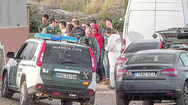 Quezada en la finca de Rodalquilar, donde escondió el cadáver de Gabriel, para una reconstrucción de los hechos. 