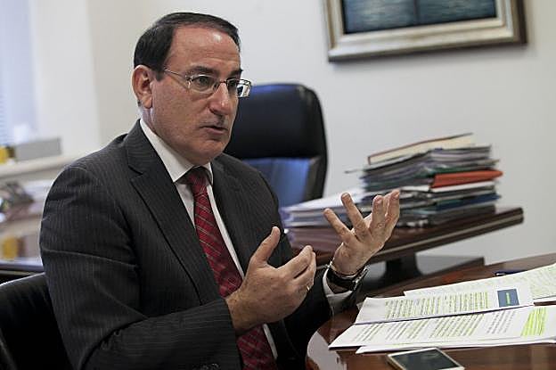 Javier González de Lara, en su despacho de la sede de la Confederación de Empresarios de Málaga. 