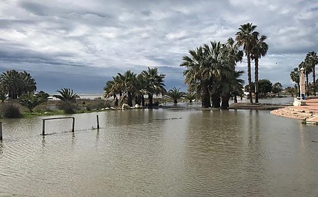 El mar y la lluvia devoran Playa Poniente de Motril