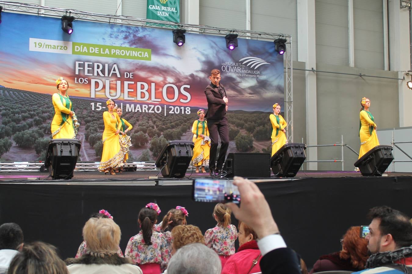 Gran ambiente en la Feria de los Pueblos pese a la lluvia, cargada de actividades y con los municipios sacando la artillería para 'cazar' visitantes y mostrar sus bondades
