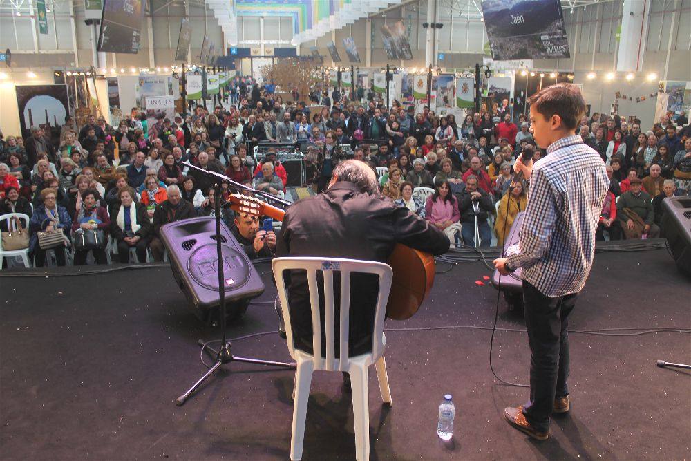 Gran ambiente en la Feria de los Pueblos pese a la lluvia, cargada de actividades y con los municipios sacando la artillería para 'cazar' visitantes y mostrar sus bondades