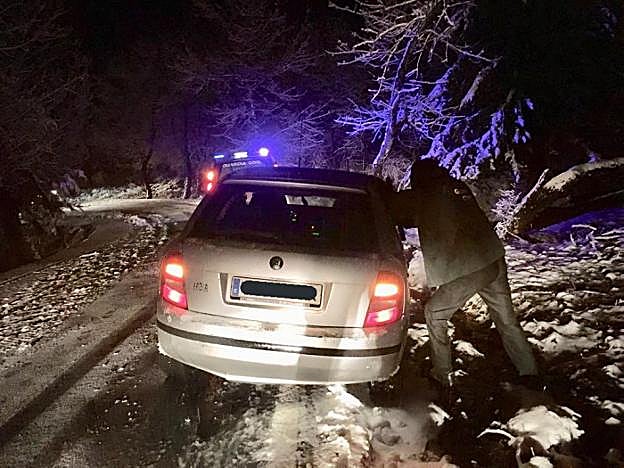 Rescate de uno de los coches atrapados en la carretera del Tranco.