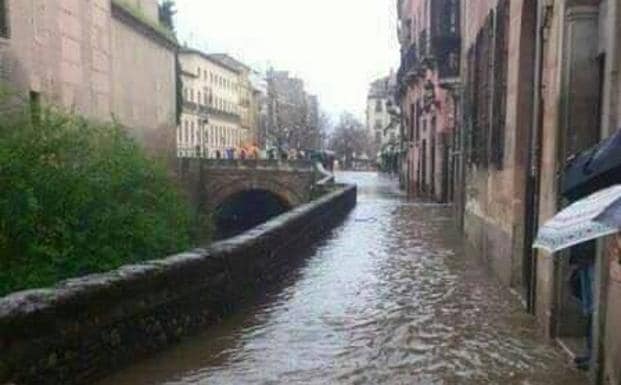 La verdad tras la foto de la Carrera del Darro inundada que invade Whatsapp en Granada