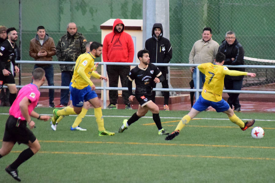 El buen fútbol desarrollado en el Miguel Moranto hace olvidar las inclemencias del tiempo