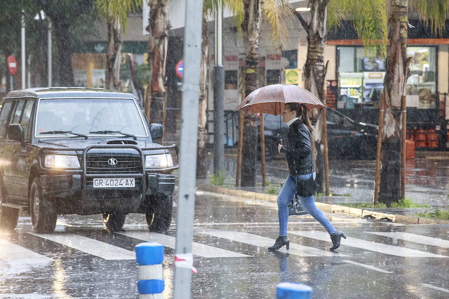 El paraguas ha sido el protagonista de estas imágenes de marzo