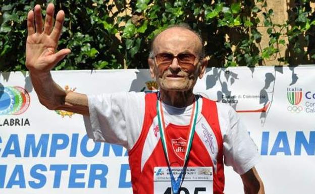 Un súper humano de 101 años: campeón longitud con un salto de 85 centímetros