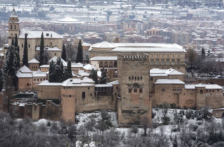 Fotos: Las bellas imágenes de Granada nevada que enamoran al mundo