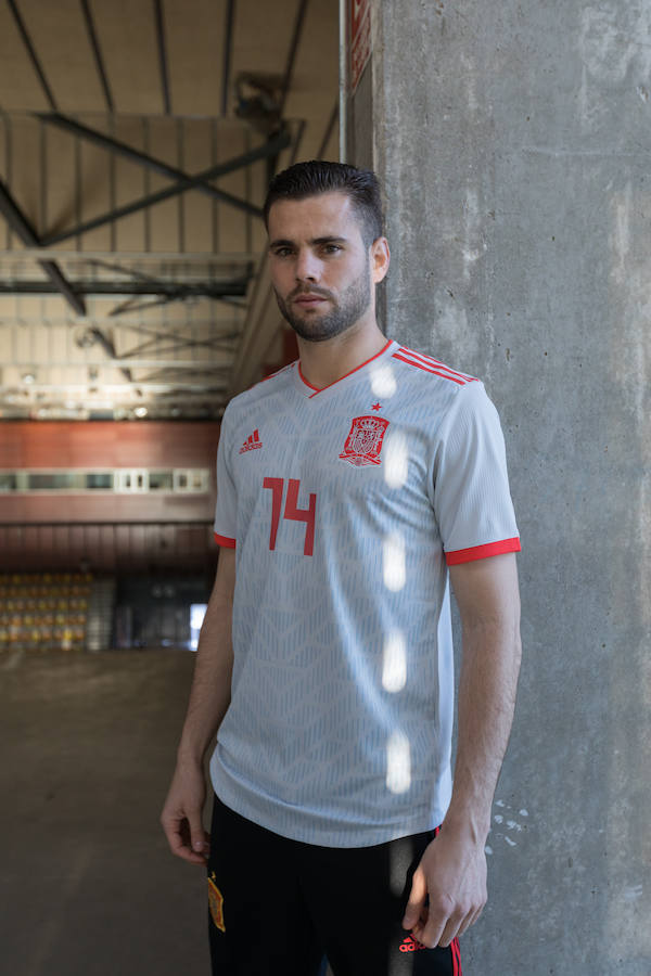 Adidas ha hecho oficial la segunda equipación que lucirá España en el Mundial de Rusia 2018, de un color azul claro en una camiseta que en sus tonos hace un homenaje a la segunda de la Eurocopa 2012 conquistada en Kiev.