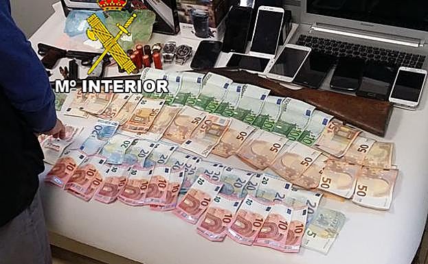 Venden droga en una cochera de Mancha Real armados y con moneda extranjera