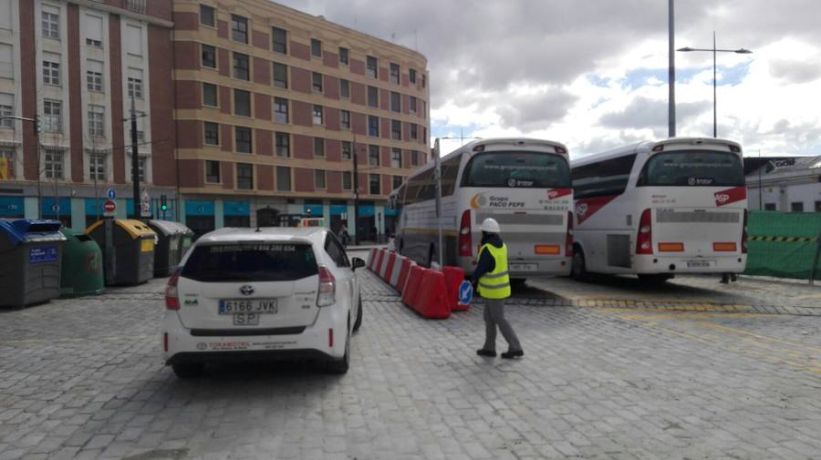 La dirección de la obra contratada por Adif prohíbe el paso de los autocares, que tienen que esperar a los viajeros "sobre el empedrao de toda la vida", denuncian