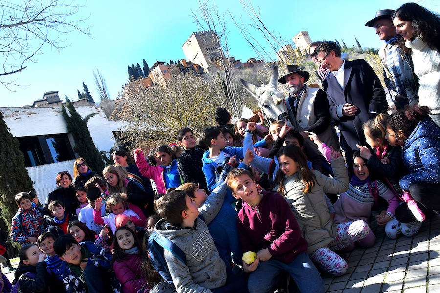 Los granadinos celebran el Día del Árbol con un paseo en recuerdo de los arrieros y reivindican el valor del viejo camino bajo la Alhambra