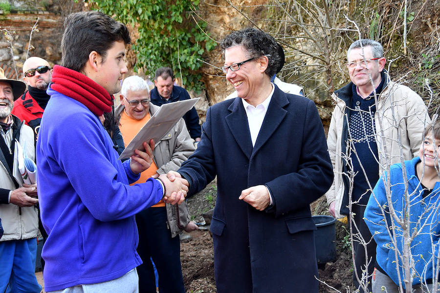 Los granadinos celebran el Día del Árbol con un paseo en recuerdo de los arrieros y reivindican el valor del viejo camino bajo la Alhambra