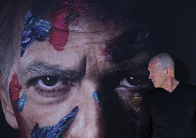 Presentación. Antonio Banderas, frente al cartel de la serie, durante la entrevista en Madrid. 