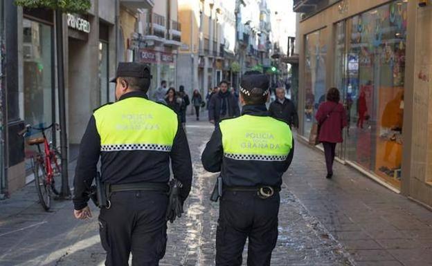 Agentes de la Policía Local de Granada, en una imagen de archivo. 