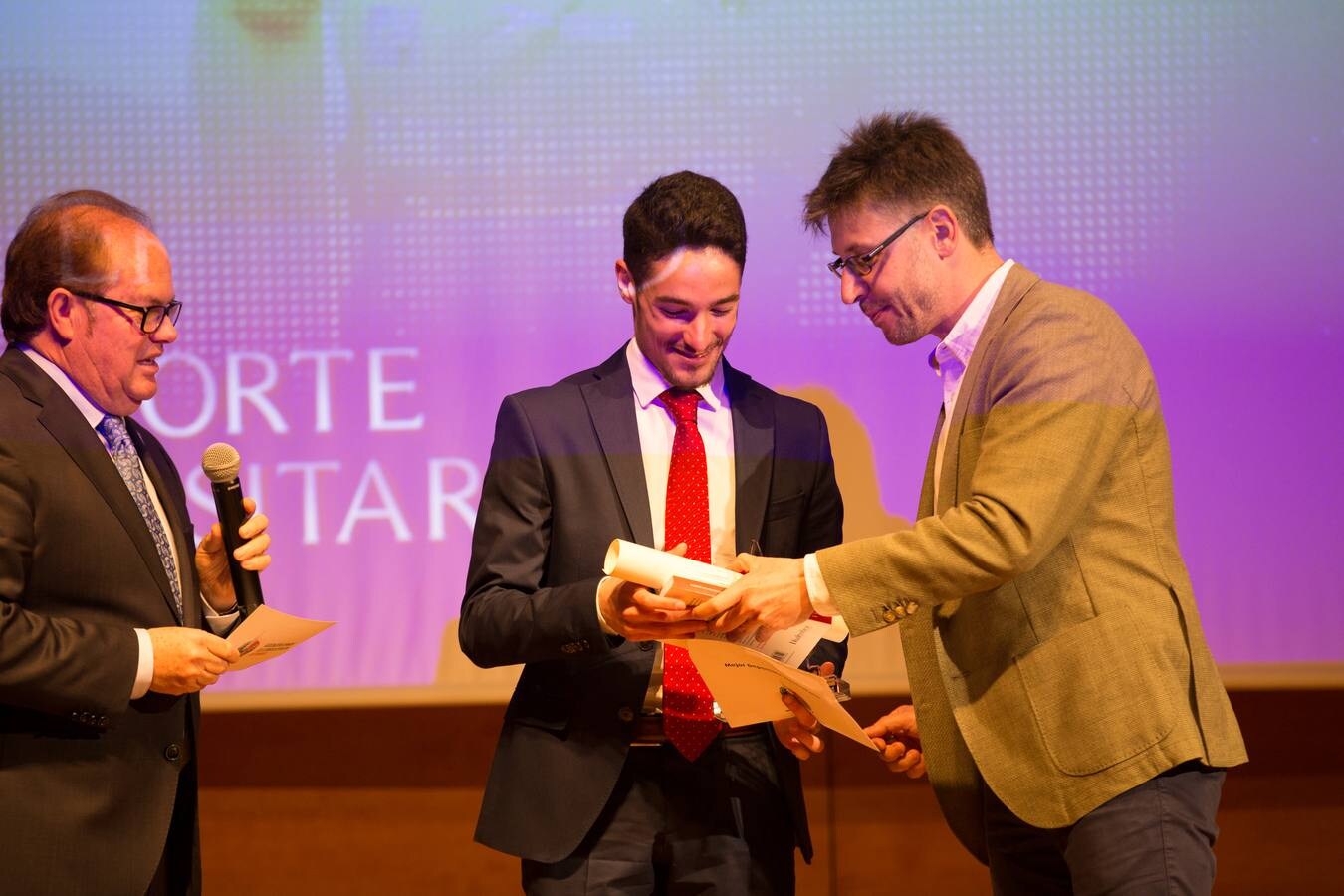 La Asociación Española de la Prensa Deportiva en Granada coronó anoche en el Auditorio de Caja Rural a los mejores atletas del 2017