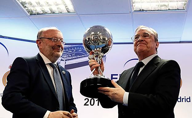 Florentino Pérez posa con el trofeo. 