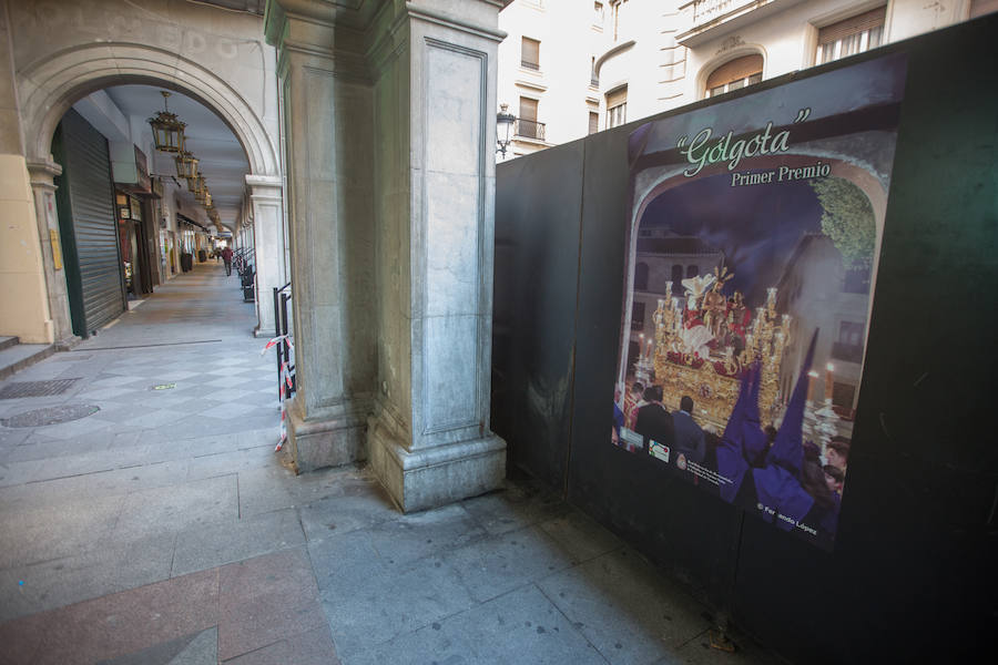 El Ayuntamiento inaugura una muestra de carteles con las fotos de Semana Santa de 2017 para embellecer la céntrica calle 'tapando' la parte trasera de las gradas de la carrera oficial.