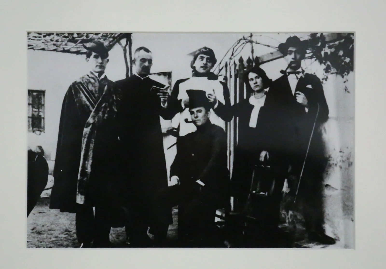 De izquierda a derecha, José Bello, José Moreno Villa, Luis Buñuel, José María Hinojosa (sentado), María Luísa González y Salvador Dalí en una reunión de la Orden de Toledo en 1924. Fundación Lorca.