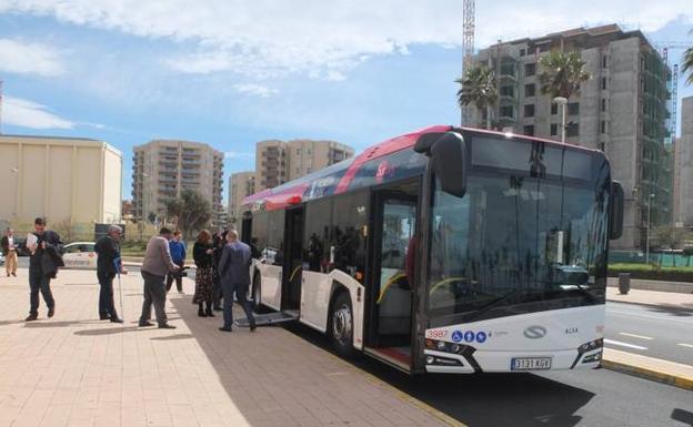 El autobús de La Cañada llegará de nuevo a El Toyo en un vehículo de última generación