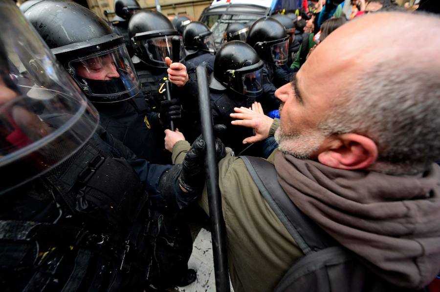 La concentración independentista que tiene lugar frente a la Delegación del Gobierno en Barcelona ha vivido momentos de tensión entre centenares de manifestantes y los agentes antidisturbios de los Mossos d'Esquadra que conforman el perímetro de seguridad.