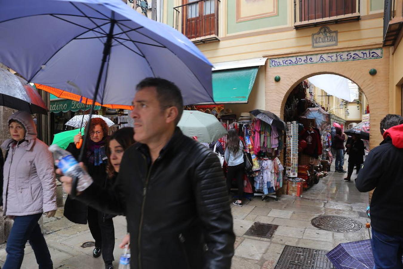 El Domingo de Ramos trae amenaza de lluvia. La Agencia Estatal de Meteorología también advierte hoy mismo de que dejará de llover por la tarde. Aunque la tregua tampoco es en exceso fiable. Por la mañana, más paraguas que palmas. 