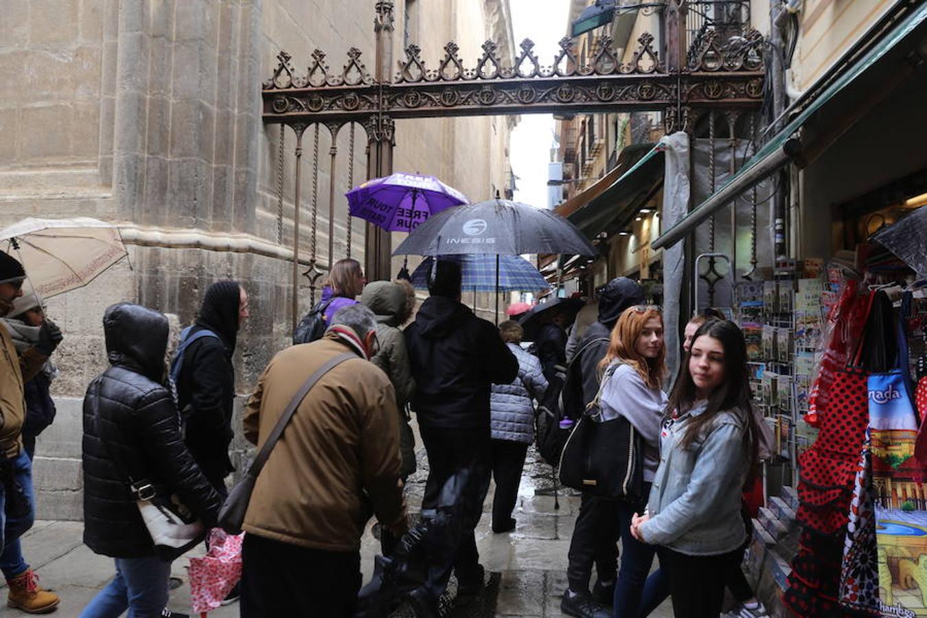 El Domingo de Ramos trae amenaza de lluvia. La Agencia Estatal de Meteorología también advierte hoy mismo de que dejará de llover por la tarde. Aunque la tregua tampoco es en exceso fiable. Por la mañana, más paraguas que palmas. 