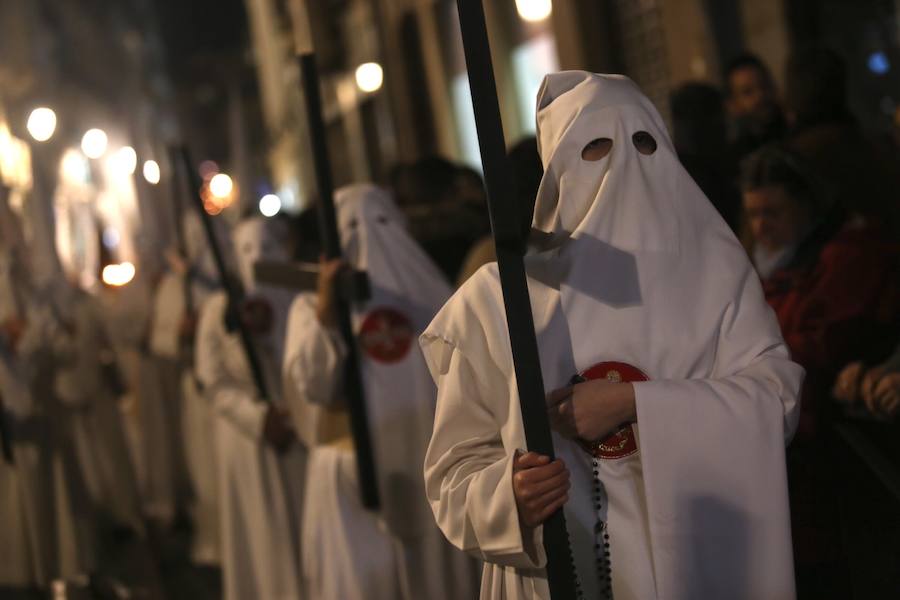 La hermandad del Santísimo Sacramento y Real Cofradía de Nazarenos de Nuestro Padre Jesús Despojado de sus Vestiduras, María Santísima del Dulce Nombre y San Juan Evangelista procesionó por la carrera oficial