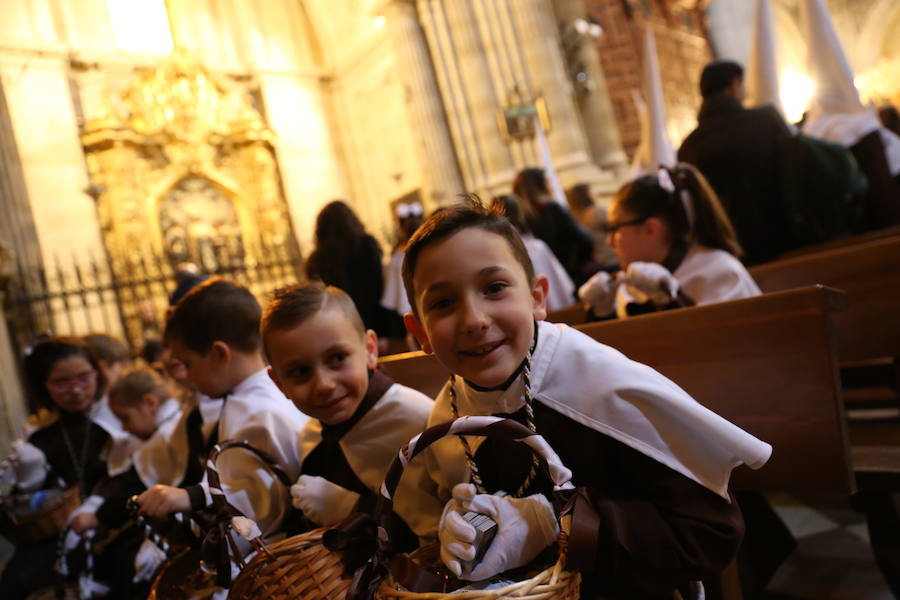 La junta de gobierno de hermandad Nuestro Padre Jesús Cautivo y Maria Santísima de la Encarnación ha retrasado su salida una hora