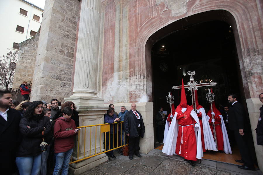 La hermandad de la Santa Cena ha retrasado este Domingo de Ramos su salida para finalmente procesionar desde las 19.00 horas 