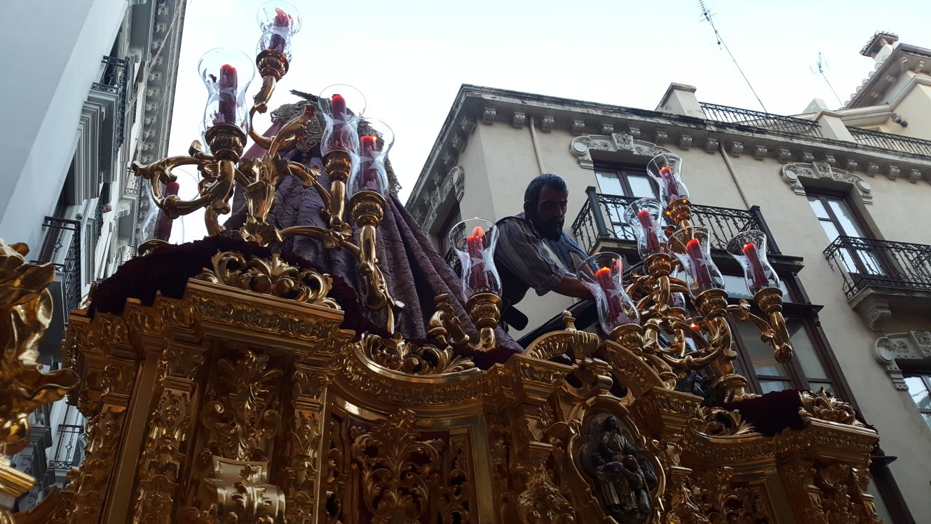 La hermandad del barrio de Fígares ha sido la segunda en entrar en la carrera oficial en el Domingo de Ramos de Granada