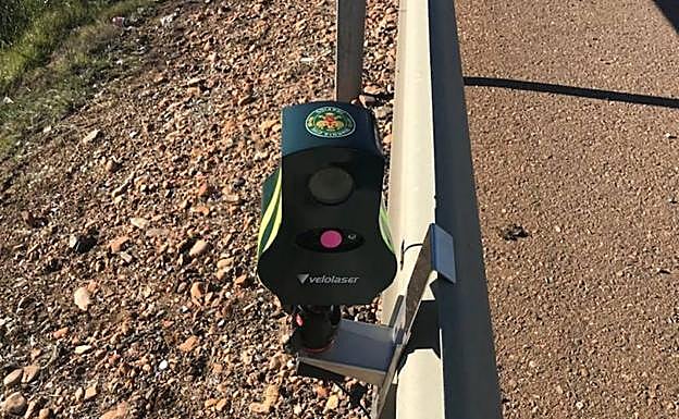 Polémica con los nuevos 'mini radares' de la DGT: ¿son peligrosos e ilegales sus soportes?