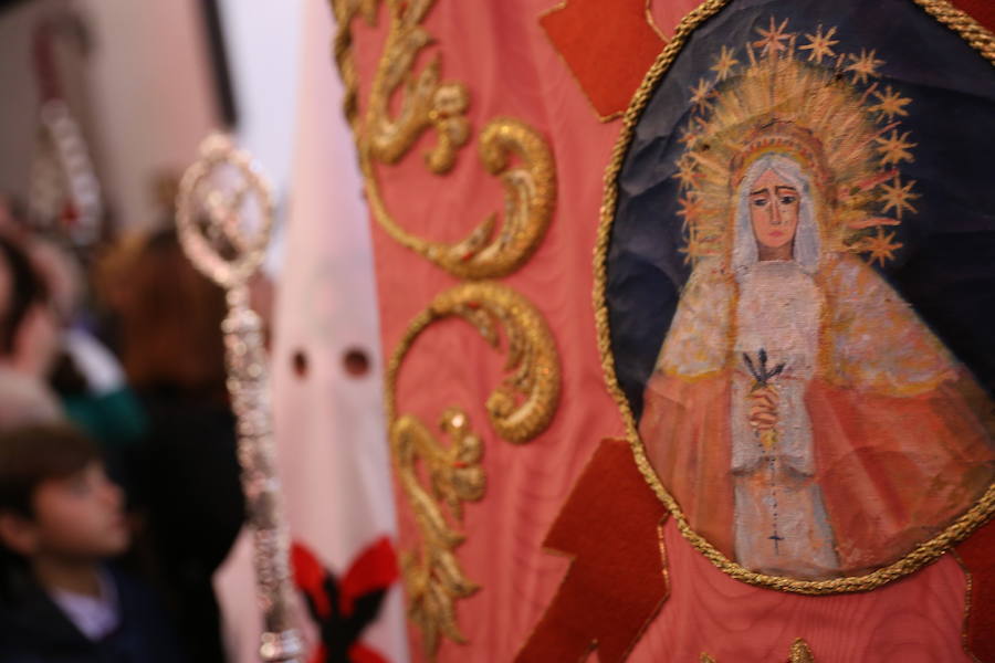 Nuestra Señora de los Dolores desfila en un Lunes Santo esplendoroso estrenando saya regalo de una devota.