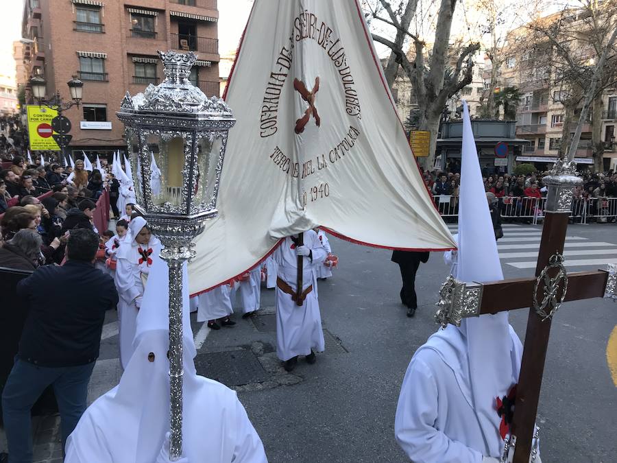 Nuestra Señora de los Dolores desfila en un Lunes Santo esplendoroso estrenando saya regalo de una devota.