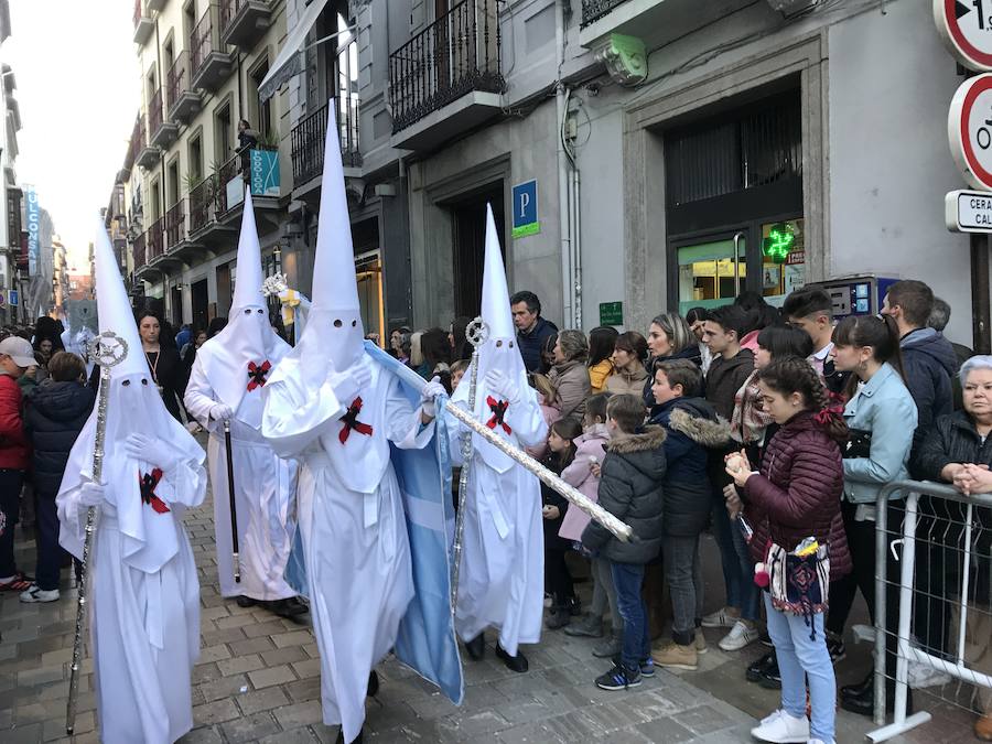 Nuestra Señora de los Dolores desfila en un Lunes Santo esplendoroso estrenando saya regalo de una devota.