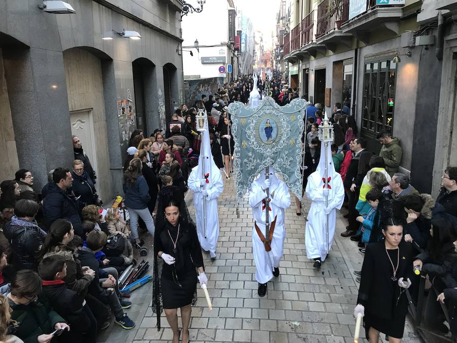 Nuestra Señora de los Dolores desfila en un Lunes Santo esplendoroso estrenando saya regalo de una devota.