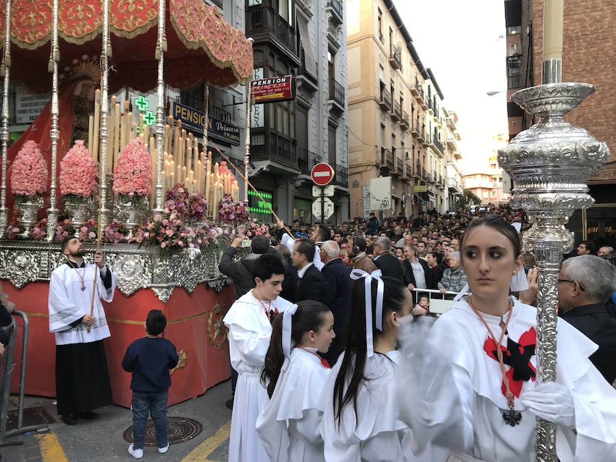 Nuestra Señora de los Dolores desfila en un Lunes Santo esplendoroso estrenando saya regalo de una devota.