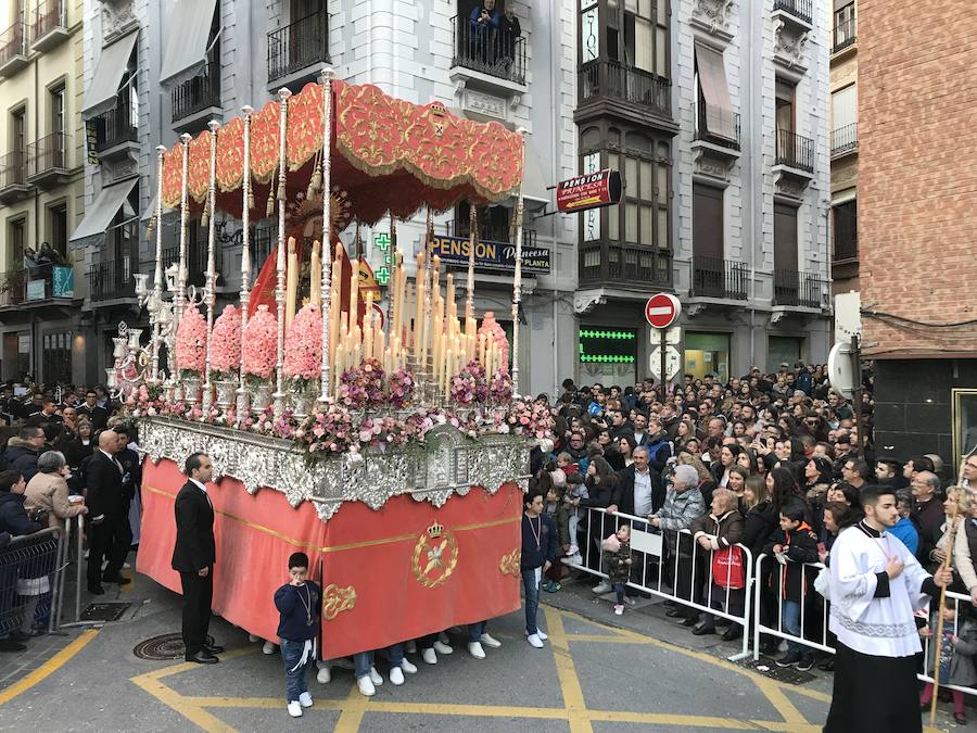 Nuestra Señora de los Dolores desfila en un Lunes Santo esplendoroso estrenando saya regalo de una devota.