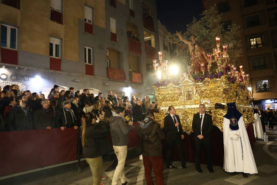 Los pasos de Jesús en el Huerto de los Olivos y María Santísima de la Amargura Coronada han salido de la calle Santiago y buscar la carrera oficial para luego vivir uno de los regresos que mayor número de personas congrega cada año